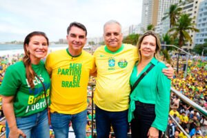 O candidato a Presidência, Flávio Bolsonaro faz o lançamento de sua campanha em uma Copacabana lotada