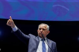 O Senador Izalci Lucas vem para uma vaga na Câmara Federal pelo DF.