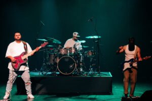 Grooveonline Experience dá um show, com batalha de baterias, no teatro Paulo Gracindo Sesc no Gama