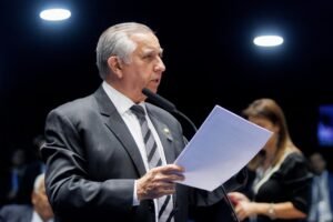 Izalci critica fala de Lula sobre garis e defende valorização salarial da categoria