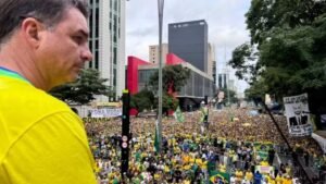 Na reta final da campanha Flávio Bolsonaro arrasta multidão para a avenida Paulista
